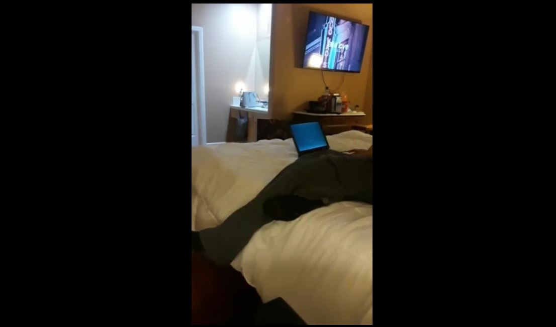 Cewek Viral Main Dengan Bos Nya Di Hotel Lagi Asik Kokop Rudal Ayang Nya Tlpon