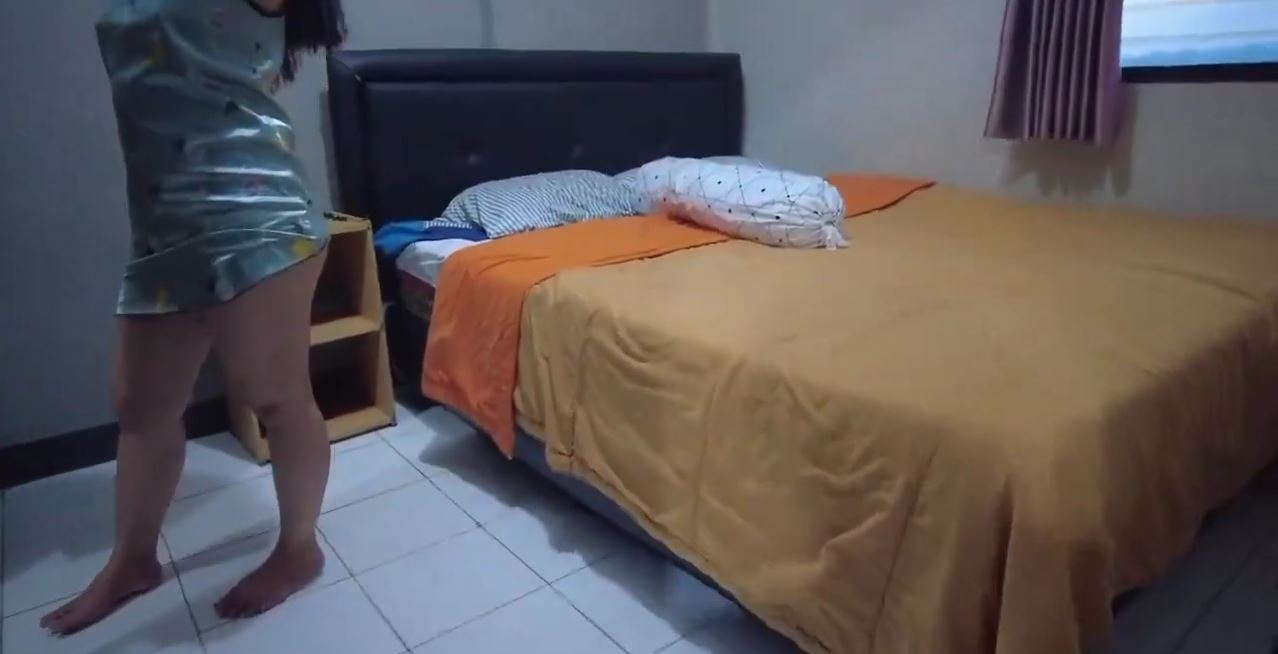 ABG Viral Main Ke Rumah Temen Malah Di Ajak Masuk Kamar Sama Ibu Nya