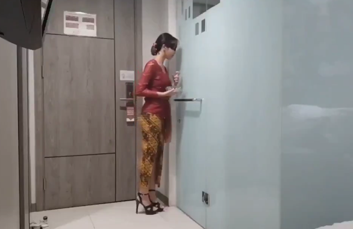 Cantik Putih Mulus Cewe Kebaya Merah Salah Masuk Kamar Gadun Yang Lagi Mandi
