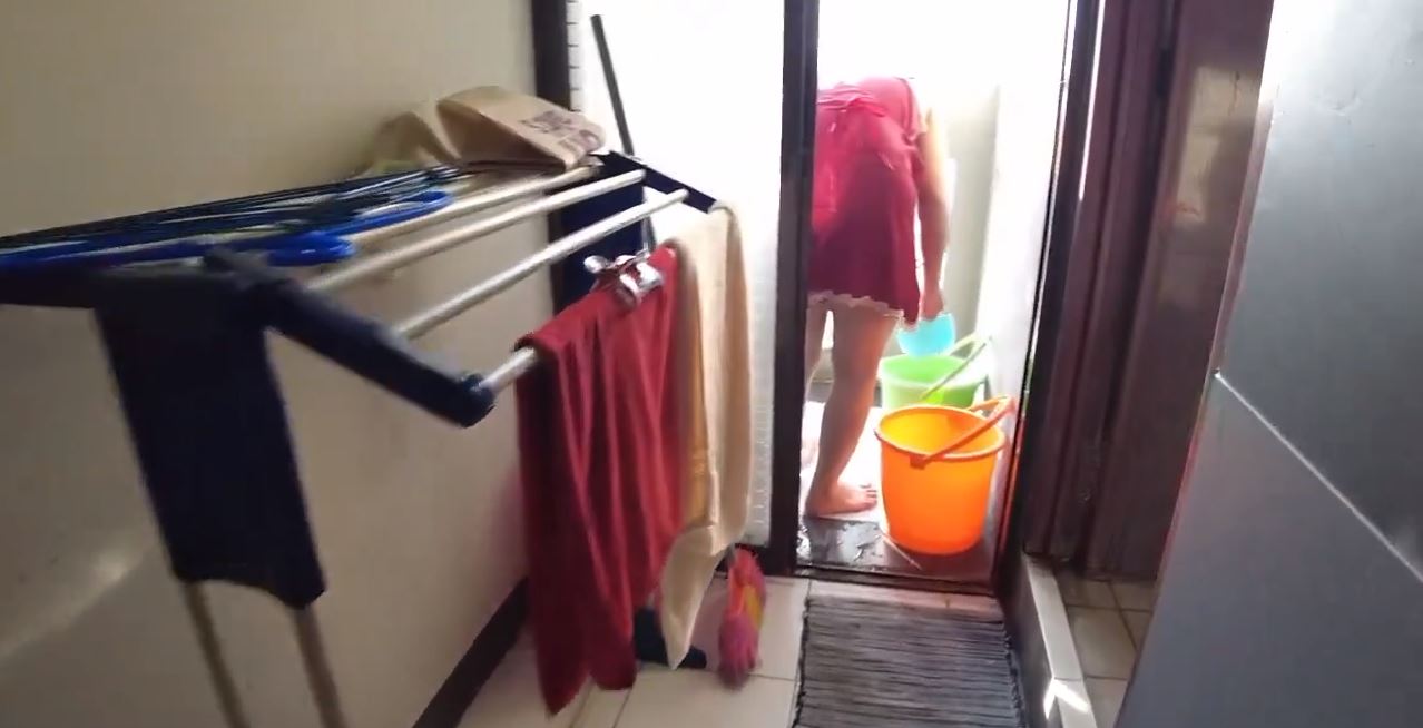 Indo Viral Tergoda Body Tante Yang Lagi Nyuci Baju