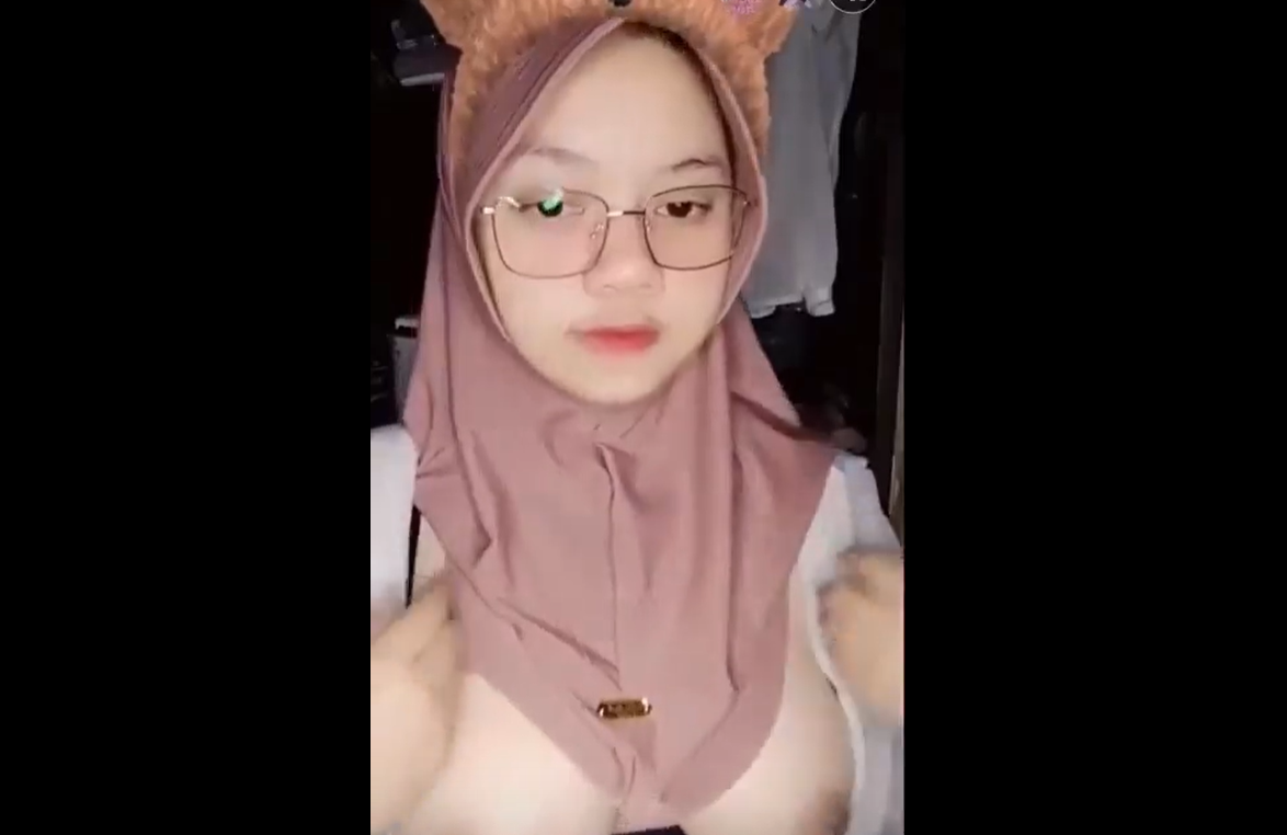 Putih Mulus ABG Hijab Ngelive Becek Di Kamar