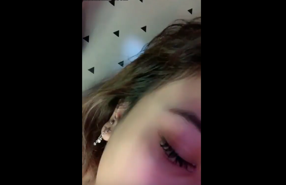 Tante Cantik Bibir Merah Jambu Ngelive Viral Di Kamar Kos